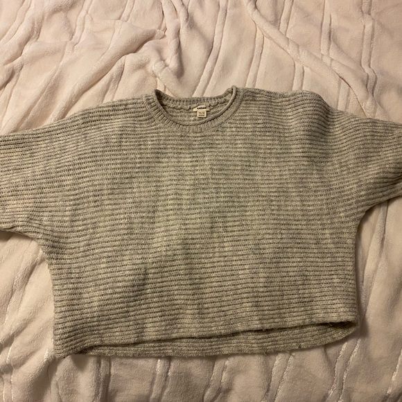 Gray Knit Sweater - flared sleeves - Picture 2 of 2
